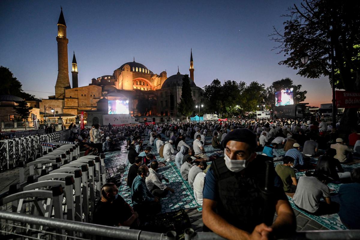 Muslimeja rukoilemassa aamurukouksessa moskeijaksi muutetun Hagia Sofian pihalla Istanbulissa 31. heinäkuuta. LEHTIKUVA / AFP  Ozan Kose