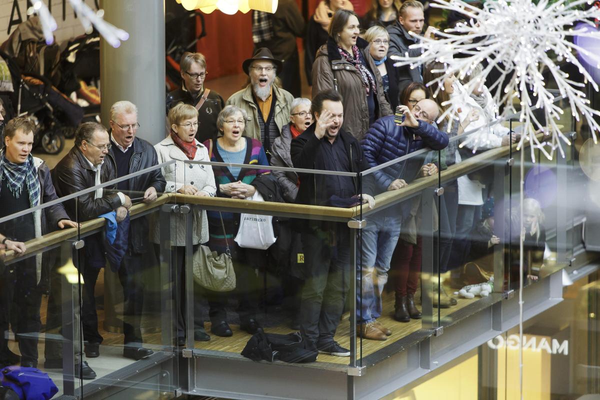 Halleluja! Flashmob eli äkkiryhmä yllätti Sellon asiakkaat viime lauantaina, kun joukko Candomino-kuorolaisia ja seurakuntien kamarikuorolaisia esitti osan Händelin Messias-oratoriosta.