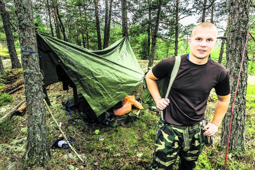 Kesäkämppä. Veneenrakentajaksi opiskellut Perttu Pärssinen asui kesällä Nuuksion metsissä, luonnonsuojelualueen ulkopuolella. Hän tekee sekalaisia töitä vuokratyöfirman kautta.