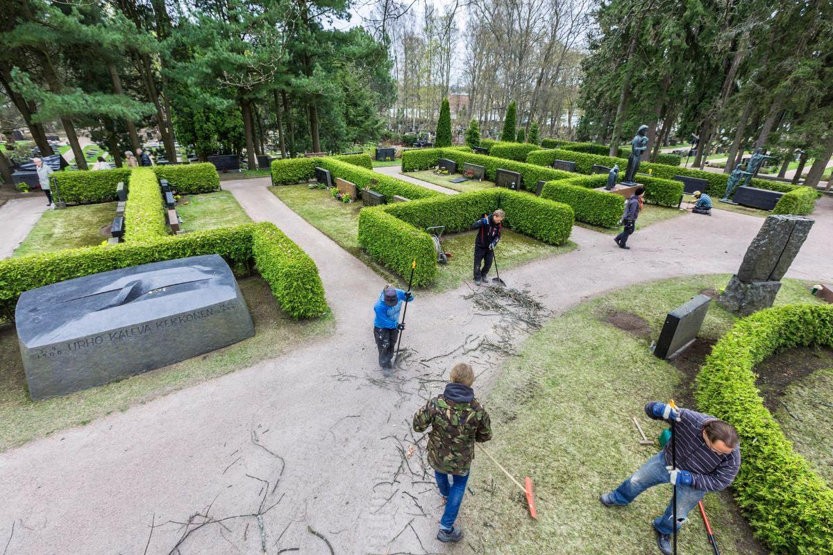 Presidentti Mauno Koivisto haudataan Hietaniemen hautausmaalle alueelle, jossa sijaitsevat Urho Kekkosen (vasemmalla) ja Risto Rytin (oikealla) haudat. Seurakunnan työntekijät siistivät keskiviikkona puista pudotettuja oksia.