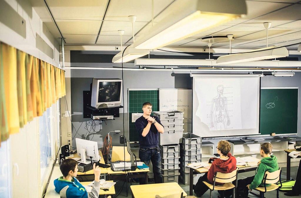 Eero Pohjakallio opettaa Havukosken koulun yhdeksäsluokkalaisille biologiaa Rekolanmäen koulussa. 