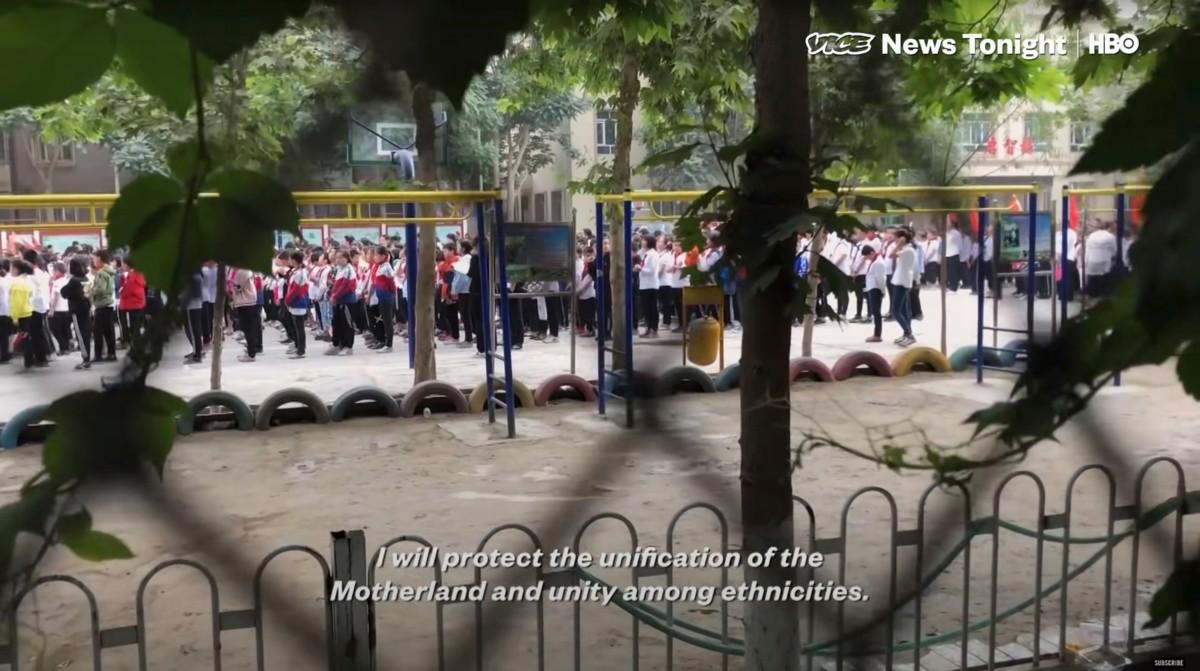 Vice Newsin videolla näkyy suljettu laitos, jonka pihalla uiguurilapset lausuvat kommunistisen puolueen propagandaa. Kuvakaappaus videolta