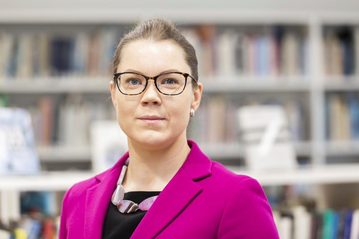 Tutkija Elina Sinkkonen ei usko, että Kiina rupeaa hyvää hyvyyttään antamaan uiguureille enemmän autonomiaa. Kuva: Hanna Matikainen / Lehtikuva