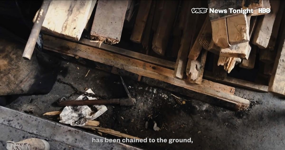 Vice Newsin dokumentissa näkyy, kuinka torimyyjän halkokirves on kiinnitetty kettingillä maahan. Kuvakaappaus videolta