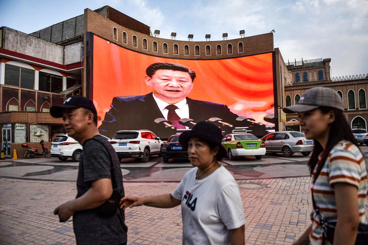 Kiinan presidentti Xi Jinping esiintyi suurella ruudulla Kashgarin kaupungissa Xinjiangissa toukokuussa 2019.