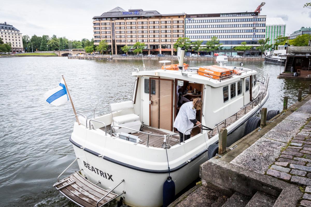 Helsingin Hautauspalvelun merituhkausmatkat tehdään veneellä, johon mahtuu noin kymmenen henkilöä miehistön lisäksi.