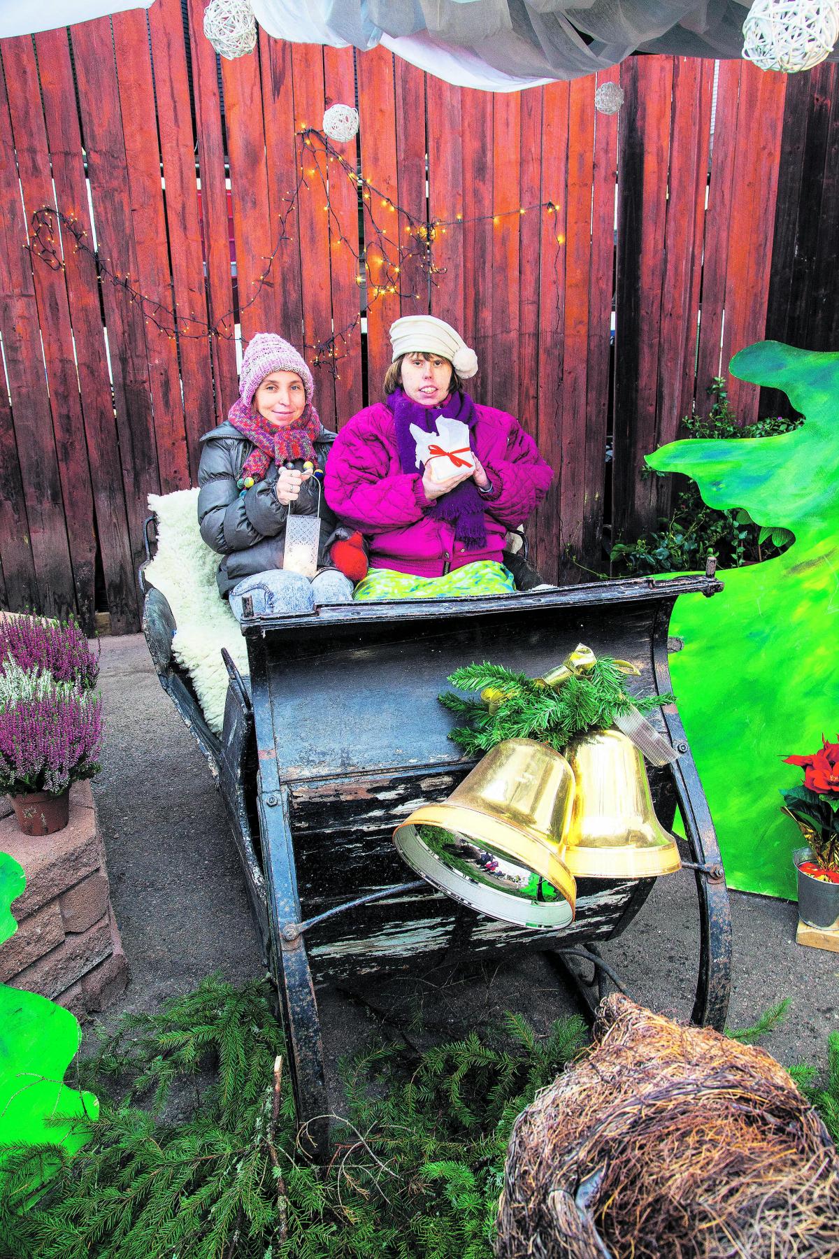 Valon kantajat. Arja Waltari (vas.) ja Katja Aaltonen matkaavat kirkkoreellä 