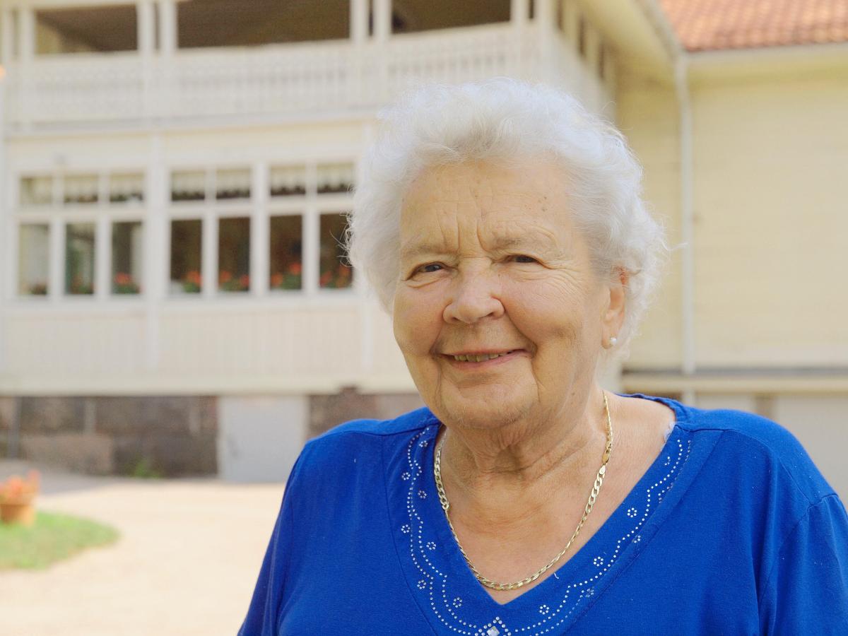 Yläkartanon emäntä. Benita Åkerlund asuu vanhempiensa tilan päärakennusta, joka edustaa Espoon maalaiskunnan aikaa.