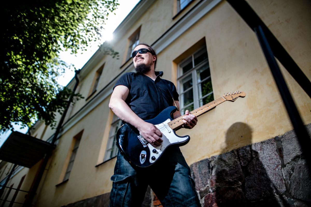 Titus Hjelm on soittanut yläasteelta lähtien eri bändeissä kitaraa tai bassoa.