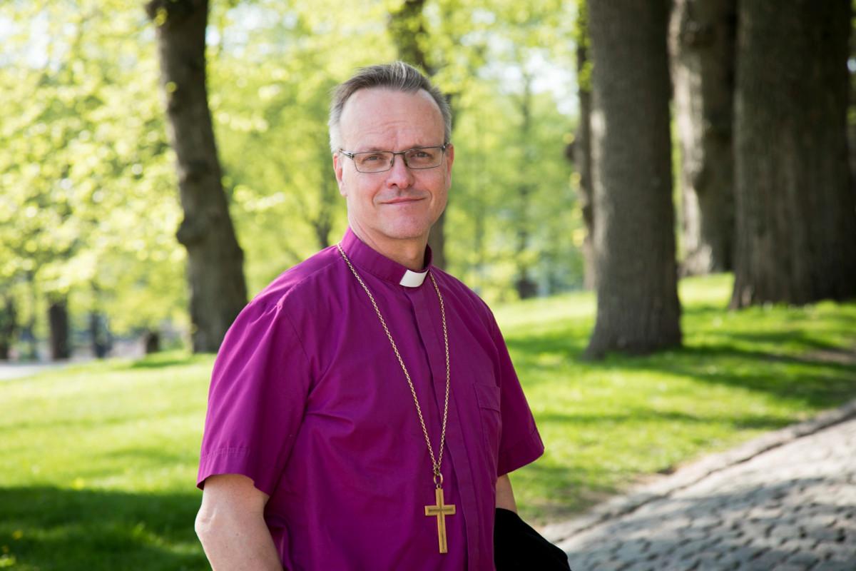 Arkkipiispa Tapio Luoman mukaan uskonnoissa on kyse paitsi ihmisen suhteesta Jumalaan tai jumaliin myös hänen suhteestaan toisiin ihmisiin.