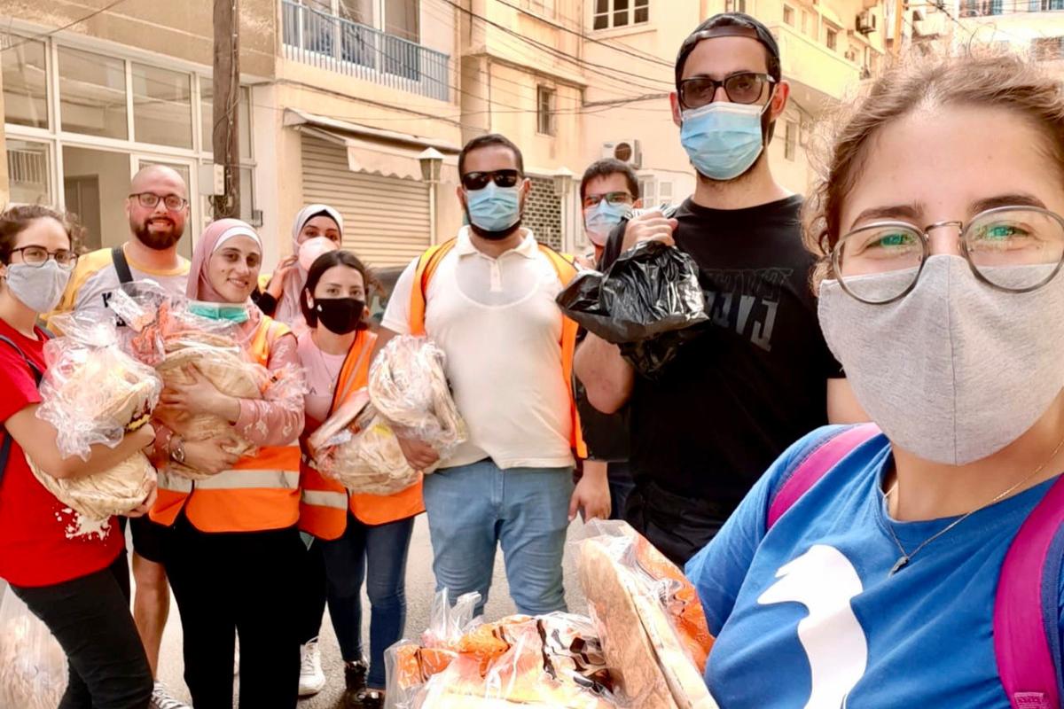 YMCA Lebanonin vapaahetoiset ovat jakaneet vettä ja ruokaa sekä osallistuneet kunnostustöihin tuhoalueella.