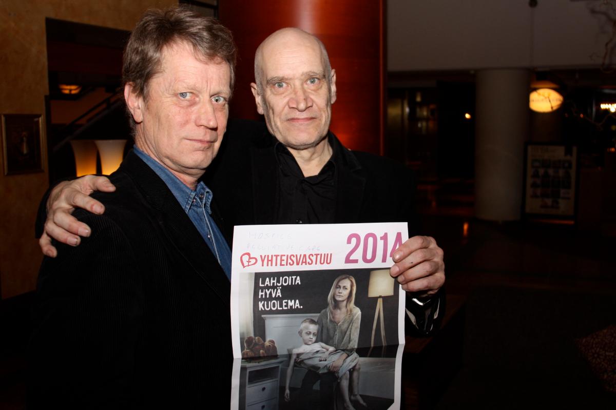 Rockharrastuksen myötä Tapio Pajunen on oppinut tuntemaan lukuisia kansainvälisiä artisteja. Vuonna 2014 parantunmattomaksi luultua syöpää sairastanut brittiläinen kitaristi Wilko Johnson lähti tukemaan Yhteisvastuun saattoihoitokampanjaa. Kuva: Tapio Pajusen kotialbumi.