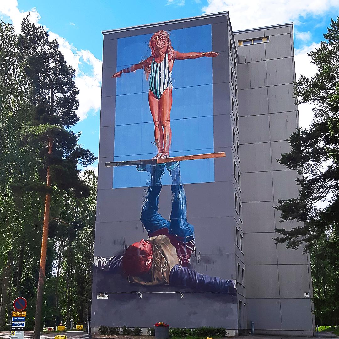 Muraalien monumentaalisuus syntyy korkeuden tunnusta. Kuvassa on Flintan Mageen muraali Kontulassa.