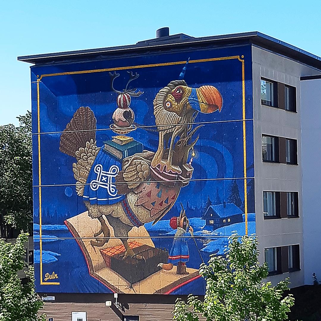 Muraalitaiteilijat käyttävät usein keksittyjä nimiä. Suomessa muraaleita on maalannut muun muassa “Moneyless”, “Mr. June” ja “Pipsqueak was here!!!”. Kuvan teoksen on maalannut Dulk ja se sijaitsee Kivenlahdessa.