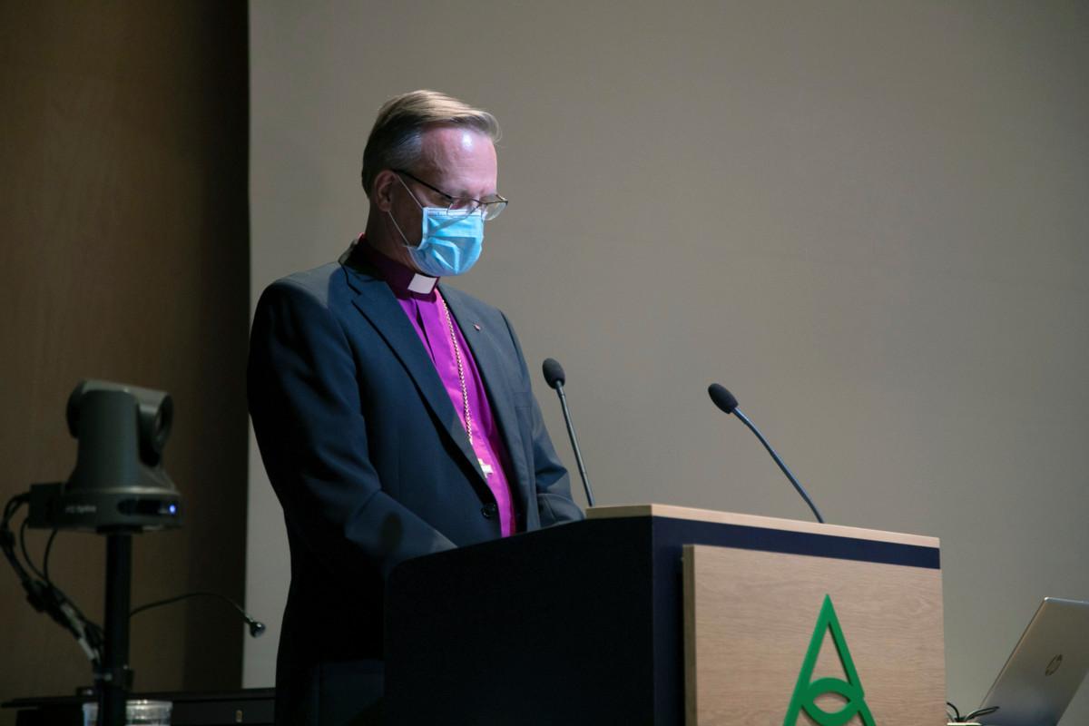 Arkkipiispa Tapio Luoma piti maanantain avajaisistunnon puheessaan kasvomaskia. Kirkolliskokoukseen osallituneita pyydettiin pitämään maskia niissä tilanteissa, joissa turvaväleistä ei ole mahdollista huolehtia.