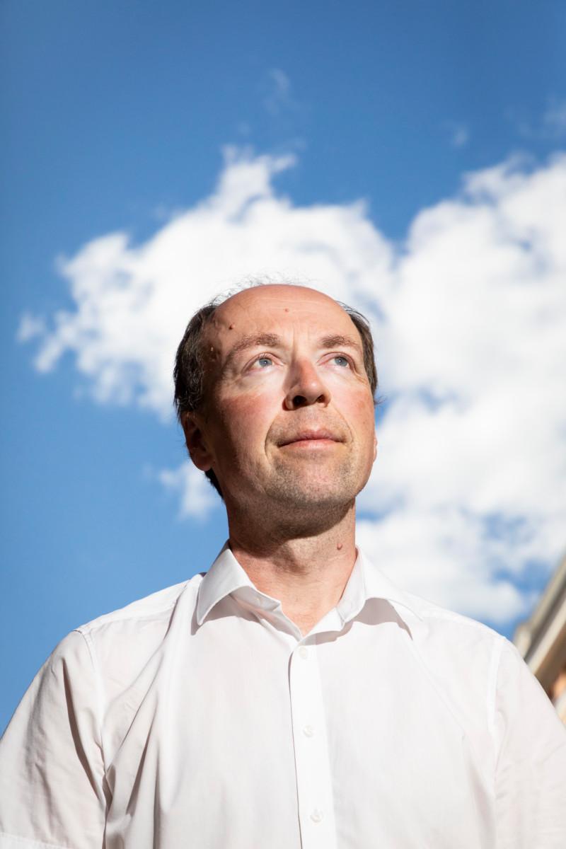 Jumalan olemassaolon pohtiminen on Jussi Halla-ahon mielestä ajanhukkaa. Ei ole mitään keinoja, joilla asiasta voisi ottaa selvää.