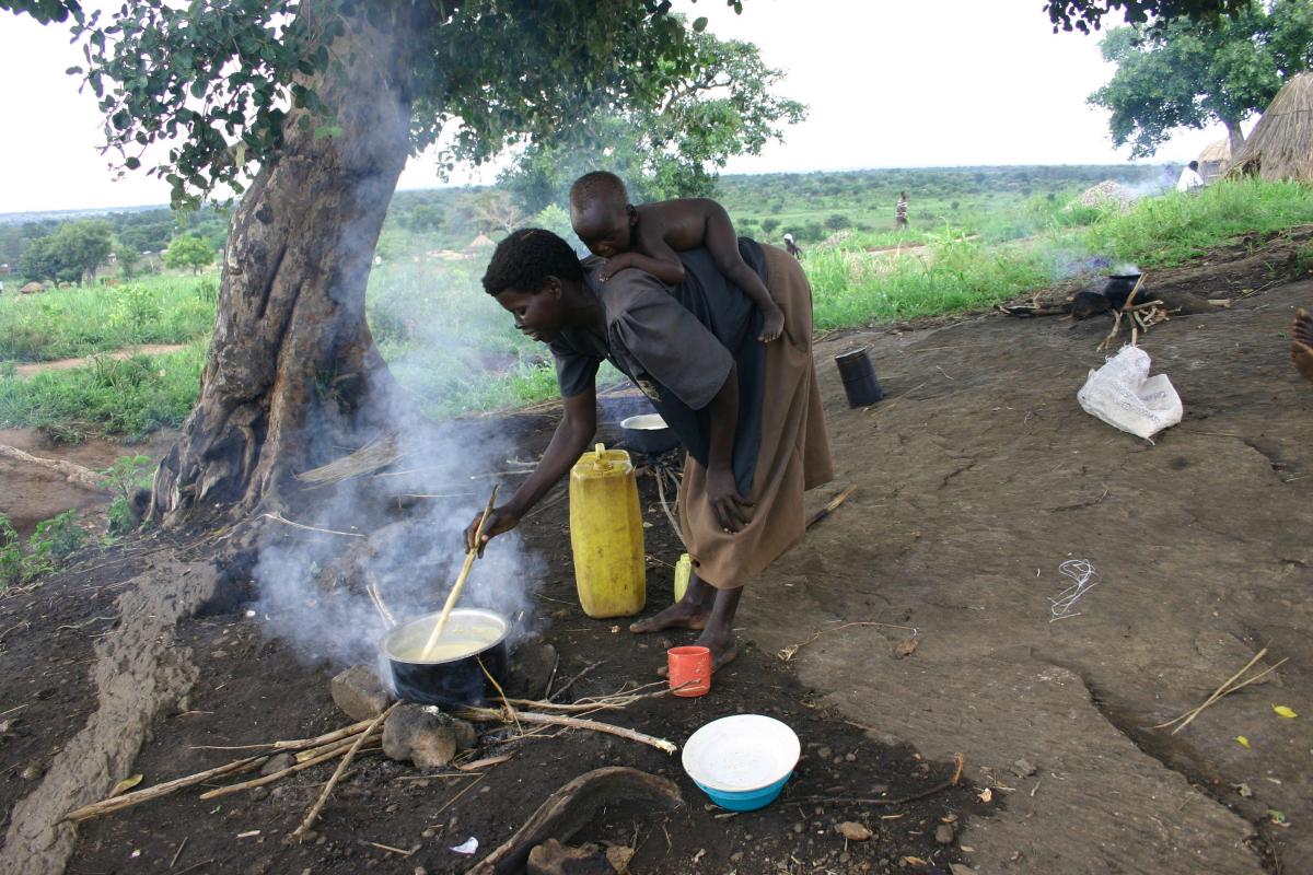 Avun saajat. Nainen valmisti ruokaa lapselleen Liran pakolaisleirillä Ugandassa vuonna 2006. Helluntailiikkeen kehitysapujärjestö Fida toimitti humanitaarista apua pahamaineista LRA-sissiarmeijaa paenneille ihmisille.