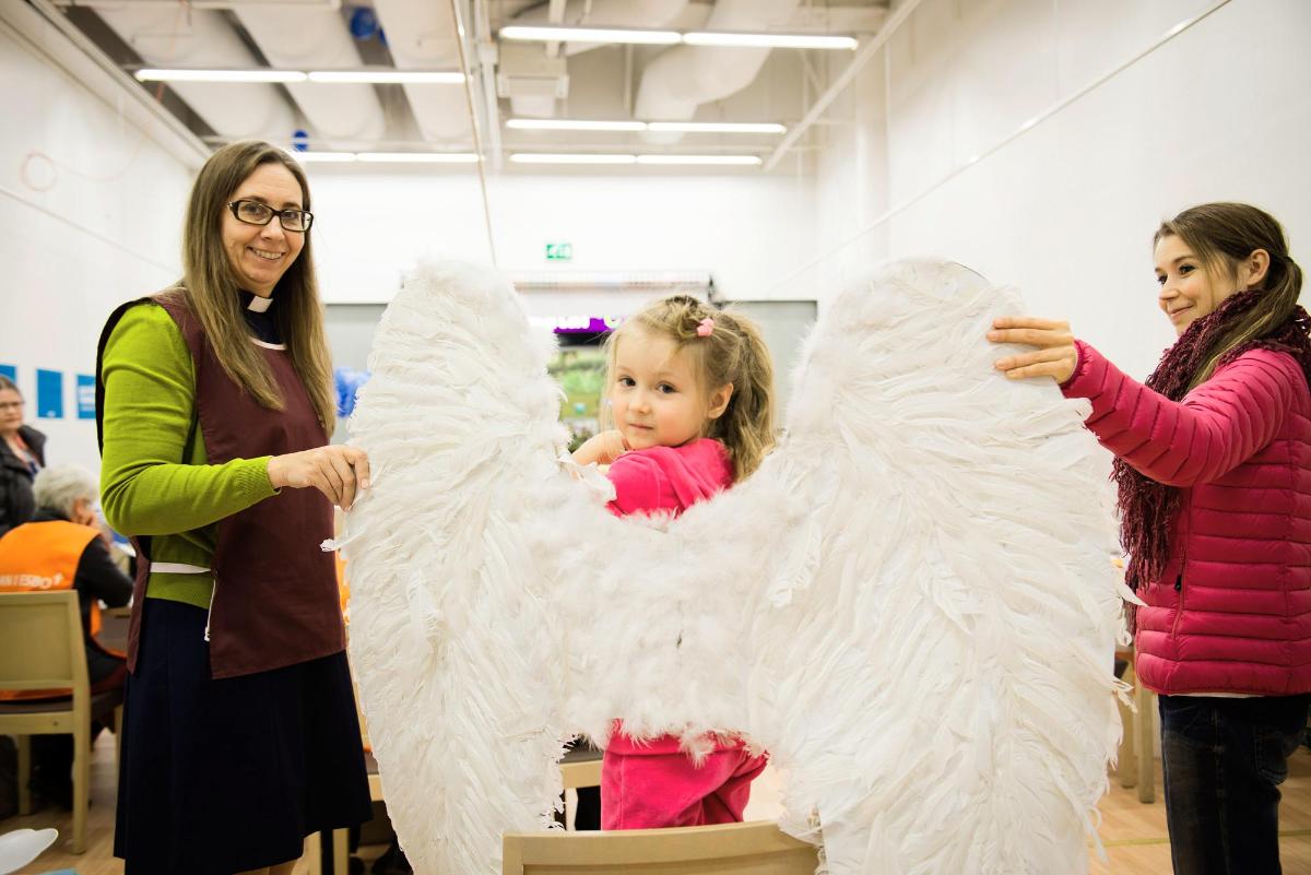 Hyvän tekeminen antoi siivet. Tuomiokirkkoseurakunnan pappi Kirsi Muurimäki auttoi Sara Ansinnia kokeilemaan enkelinsiipiä äidin Ilona Paateron kanssa kauppakeskus Entressessä.