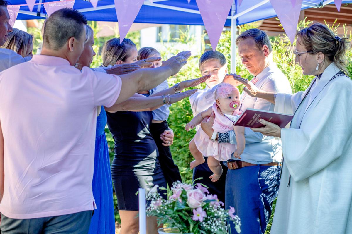 Päivi Helén siunasi sekä kodin että Wanessa Ruusun. Kevään kastetilaisuutta suurin osa juhlavieraista seurasi etänä. Nyt kummit pääsivät siunaamaan kummityttönsä.