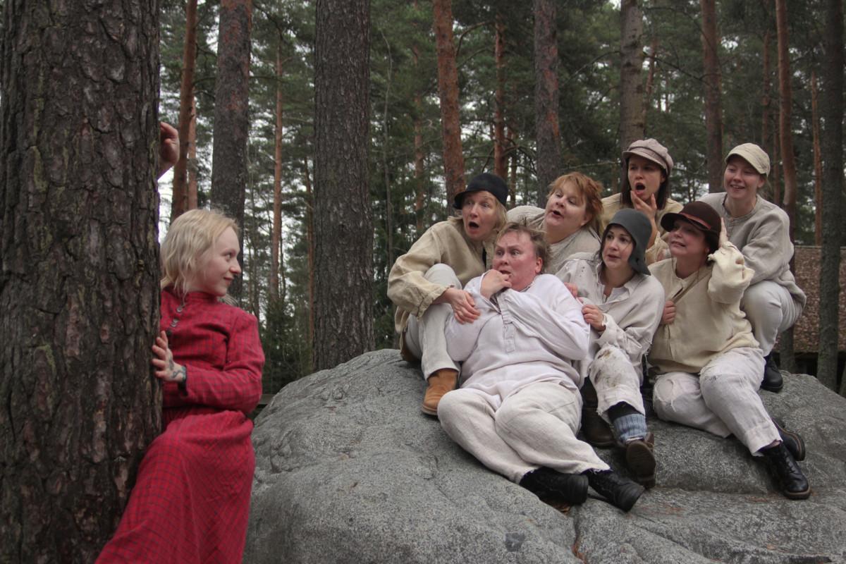 Seitsemän veljestä -näytelmän naisista näkyvin on Männistön Venla, joka viekoittelee veljeksiä. Kuva: Stella Wnuk