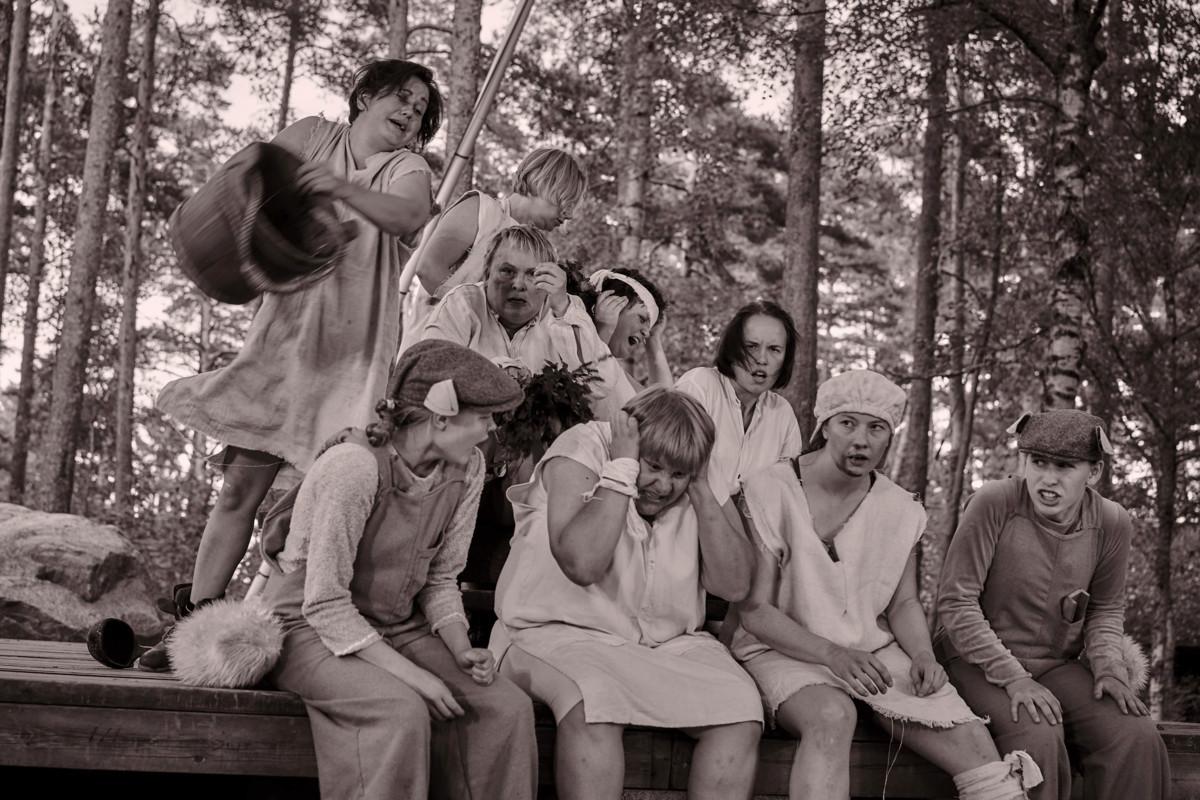 Veljekset löylyissä. Yksi Seitsemän veljeksen klassikkokohtauksista on saunan poltto. Kuva: Jamess Photography