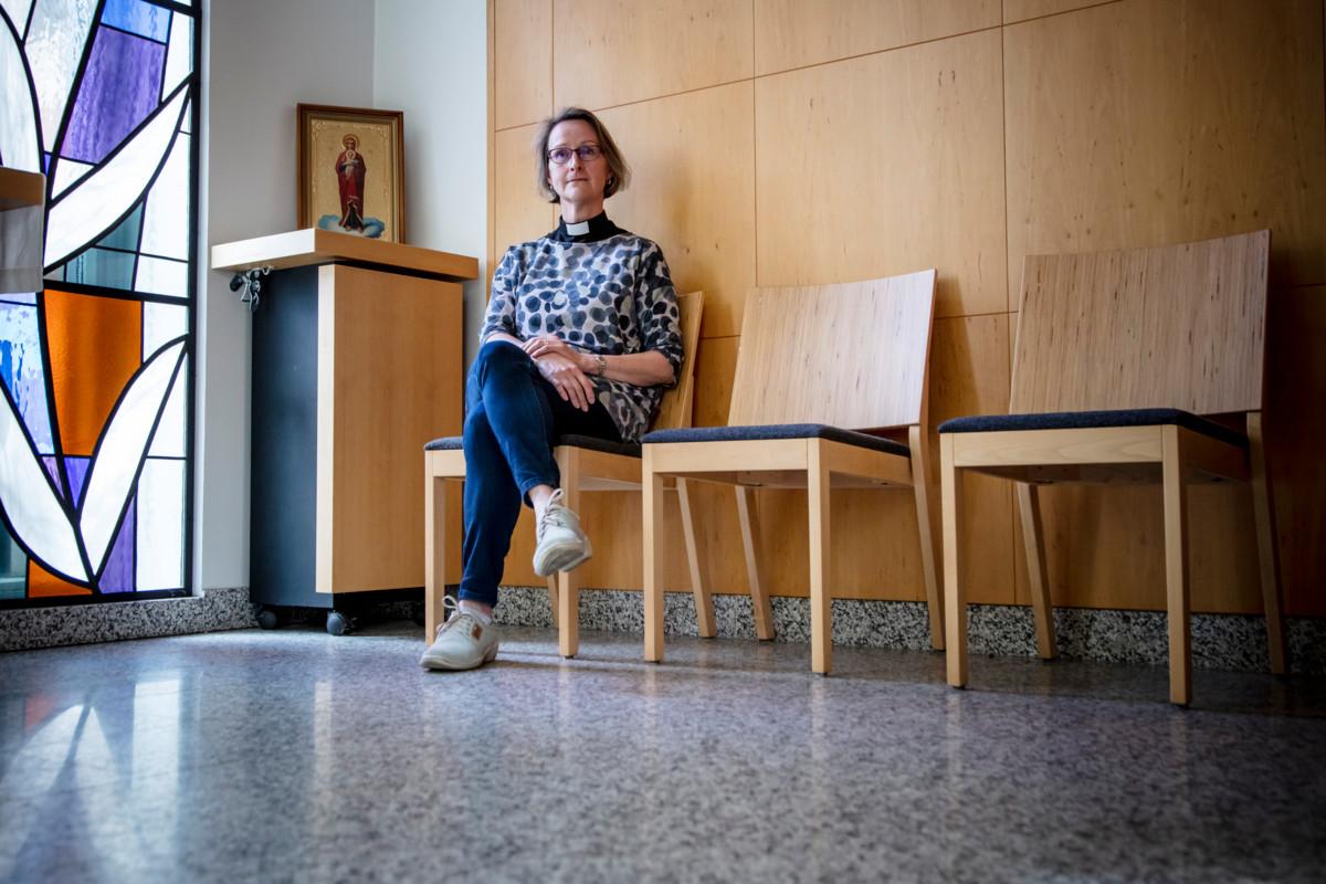 Sairaalapappi Irmeli Enckellin mielestä sairaalapapin työ vie paljon voimia, mutta vastineeksi se myös antaa paljon. – Alun perinkin halusin sielunhoitotyöhön siksi, että tässä ollaan niin papin työn ja evankeliumin juurilla, hän sanoo.