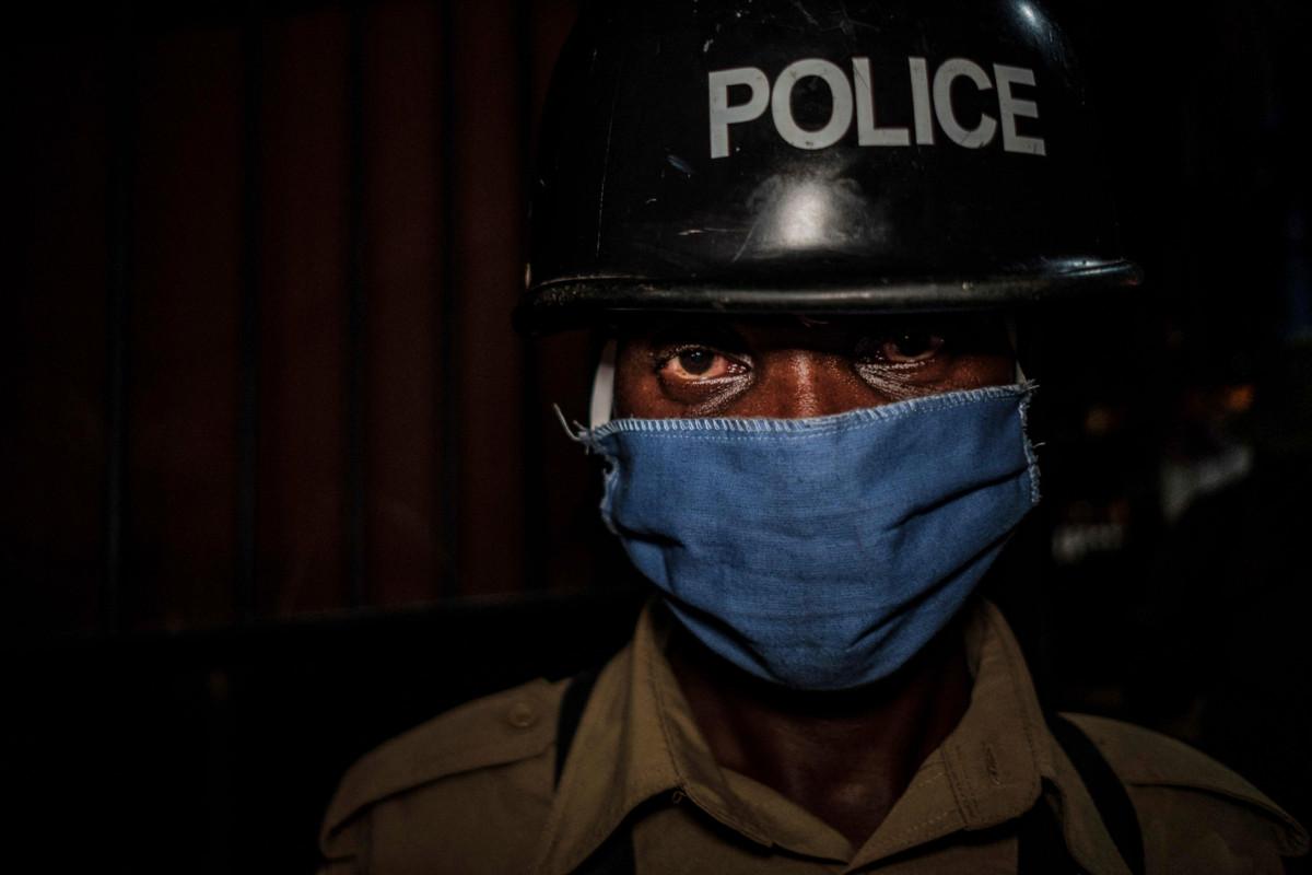 Kasvomaskia käyttävä ugandalainen poliisi valvoi ulkonaliikkumiskieltoa pääkaupunki Kampalassa huhtikuussa 2020.