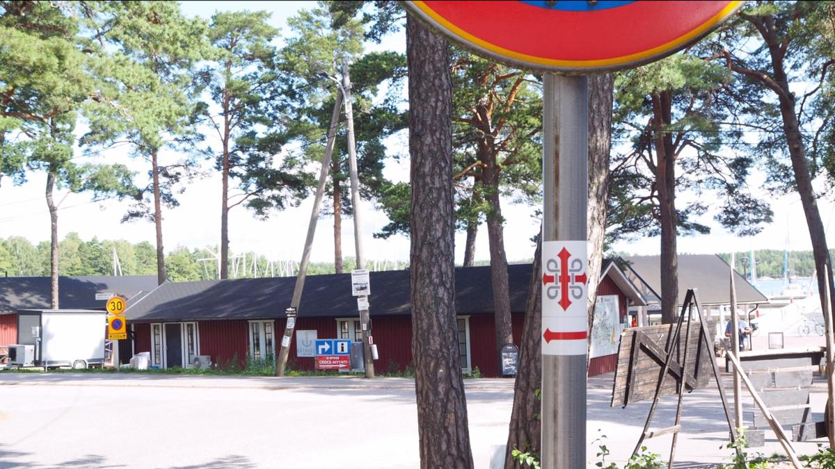 Pyhän Olavin merireitti on merkitty logoilla ja suuntanuolilla.