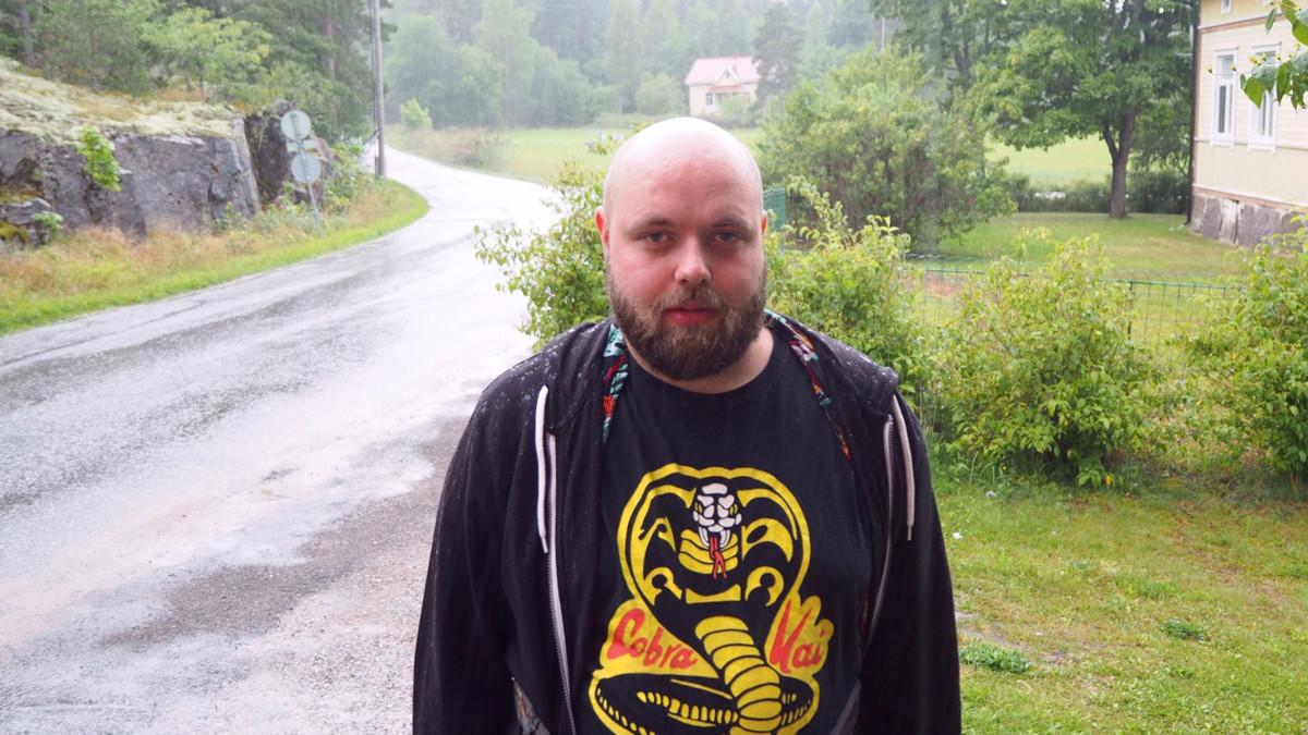 Sade ajoi matkalaiset majataloon.