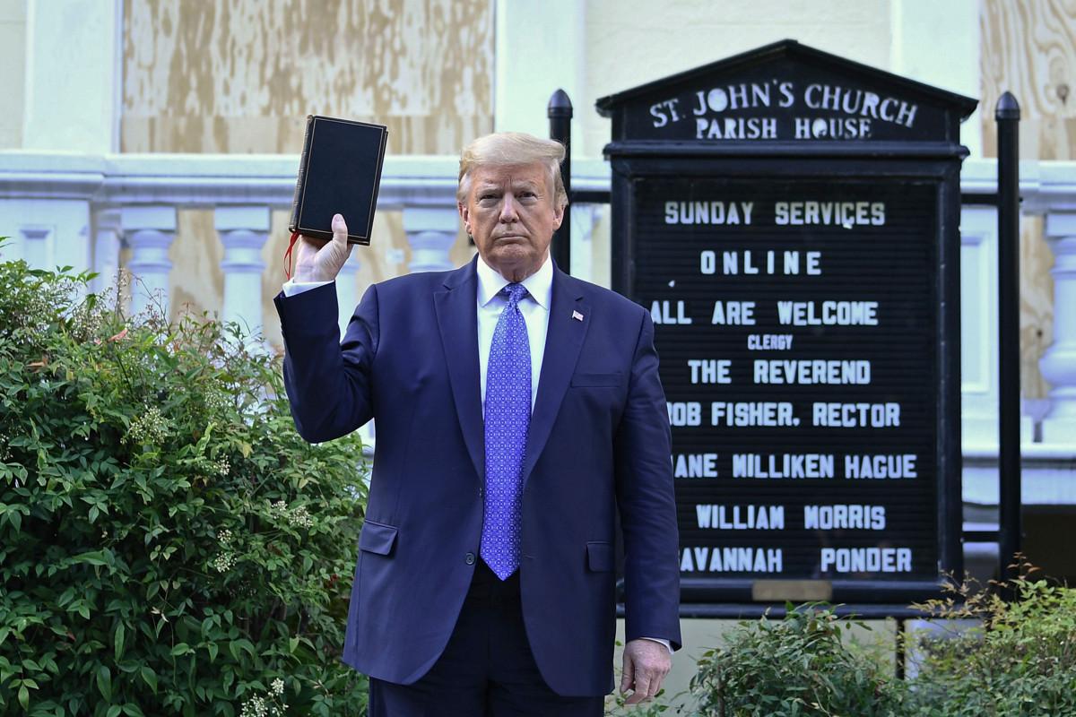 Presidentti Donald Trumpia syytettiin uskonnon hyväksikäytöstä politiikassa, kun hän käveli Valkoisen talon lähellä olevan episkopaalikirkon portaille. Häntä valokuvattiin siellä Raamattu kädessä. Poliisi hääti rasismia ja poliisiväkivaltaa vastaan mieltään osoittaneet ihmiset kyynelkaasulla Valkoisen talon edestä, jotta presidentti pääsi kulkemaan kirkolle.