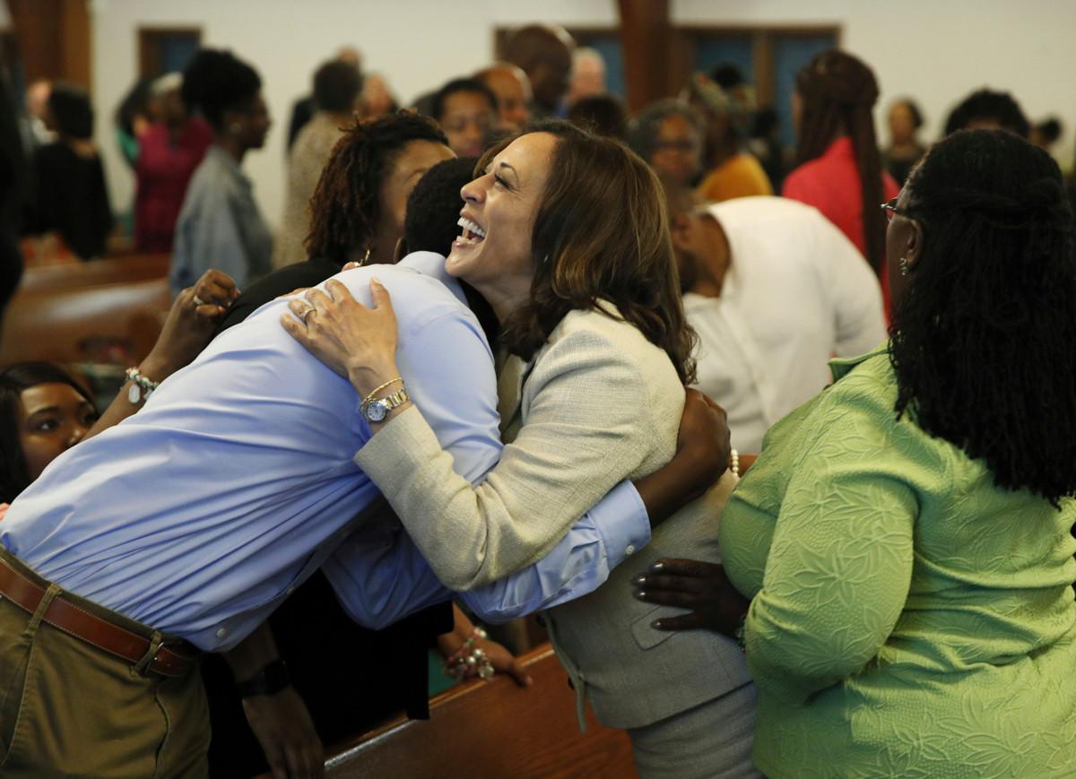 Varapresidenttiehdokas Kamala Harris halasi seurakuntalaisia Corinthian Baptist -kirkon jumalanpalveluksessa 11.8. 2019. Harris pyrki tuolloin presidenttiehdokkaaksi. Harris on baptisti ja kotoisin monikulttuurisesta ja moniuskontoisesta perheestä.