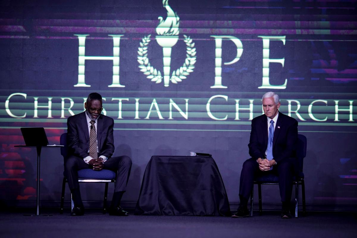 Varapresidentti Mika Pence rukoilee Hope Christian -kirkossa Beltsvillessä Marylandissa. Pence on evankelikaali, joka on kotoisin katolisesta perheestä. Hän ei käytä alkoholia ja pitää uskoa ohjenuoranaan myös politiikassa.