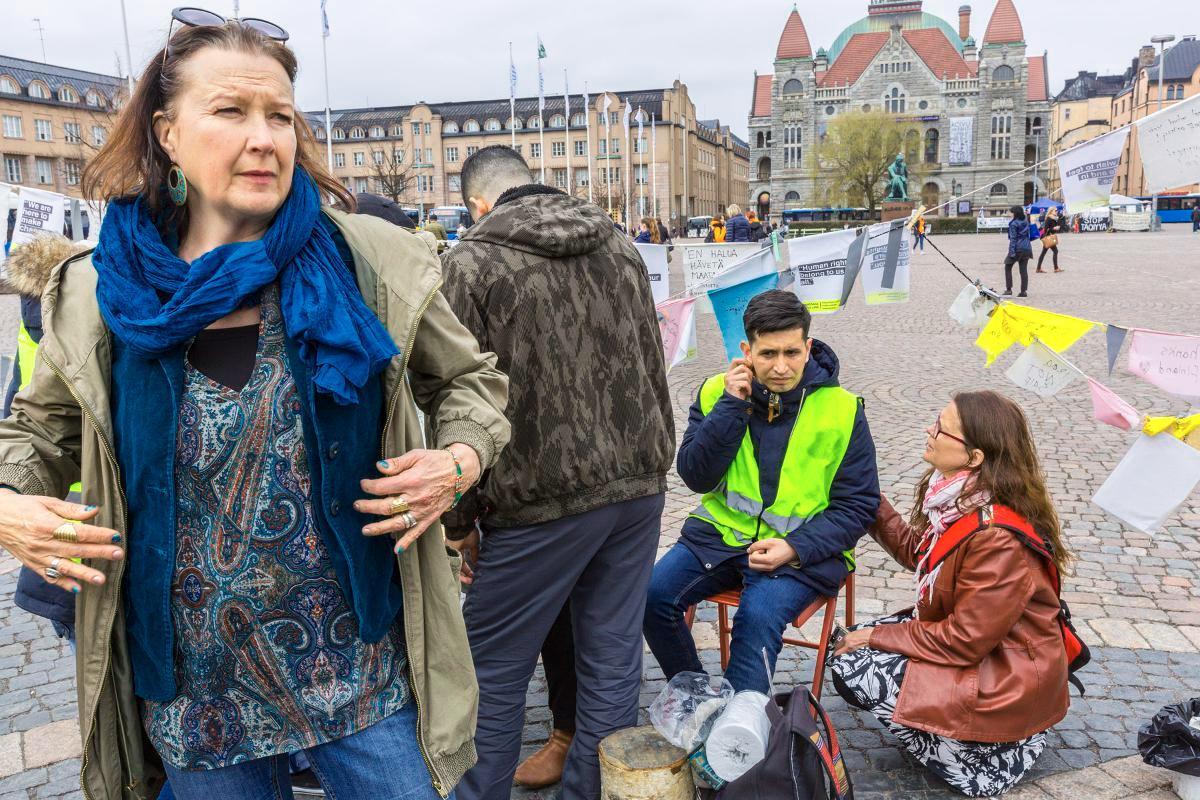 – En voi ymmärtää suomalaisia poliitikkoja, lastenkirjailija Katri Tapola (etualalla) sanoo. Turvapaikanhakijoiden leiristä on tullut Tapolalle tärkeä paikka.