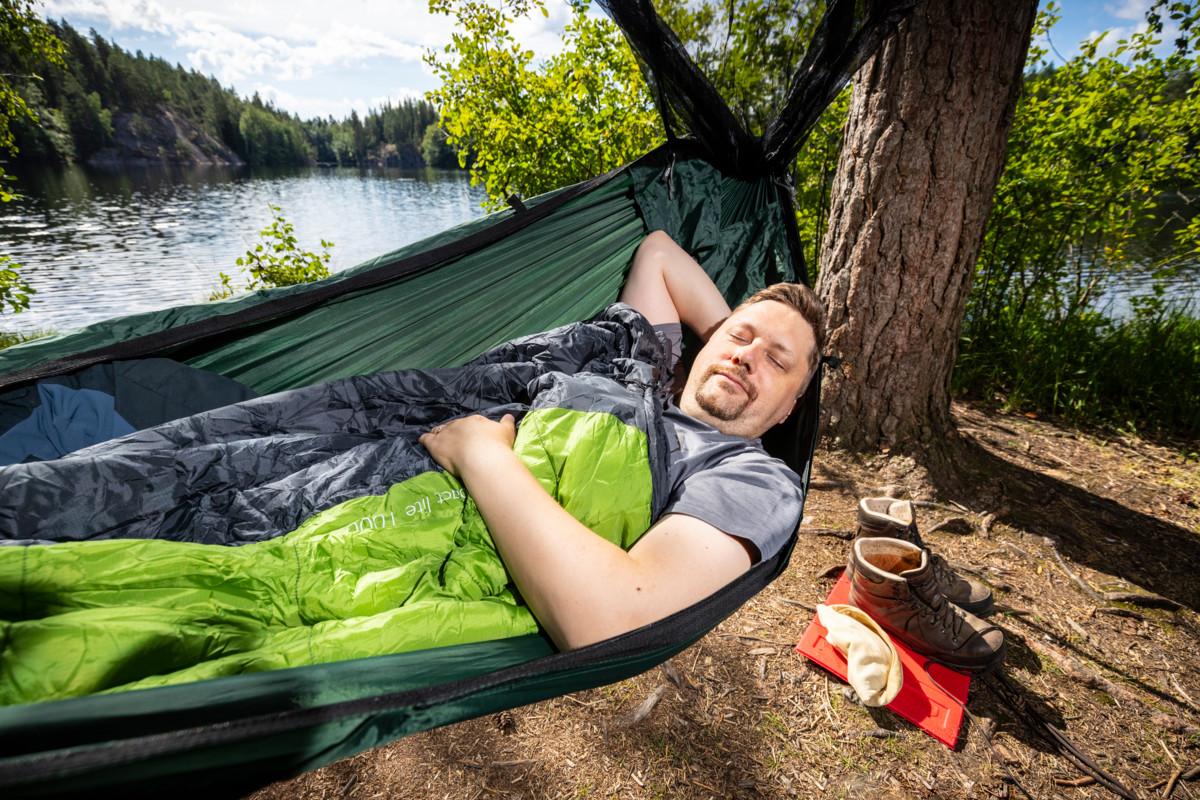 Jukka Lehti nukkuu riippumatossa melkein paremmin kuin omassa sängyssä.
