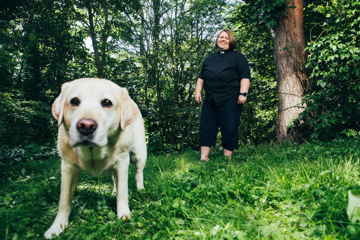 Late Mäntylä ajattelee, että kirkko on sekä hyvässä että pahassa perinteen säilyttäjä. Labradorinnoutaja Gounis on kiinnostunut kamerasta.