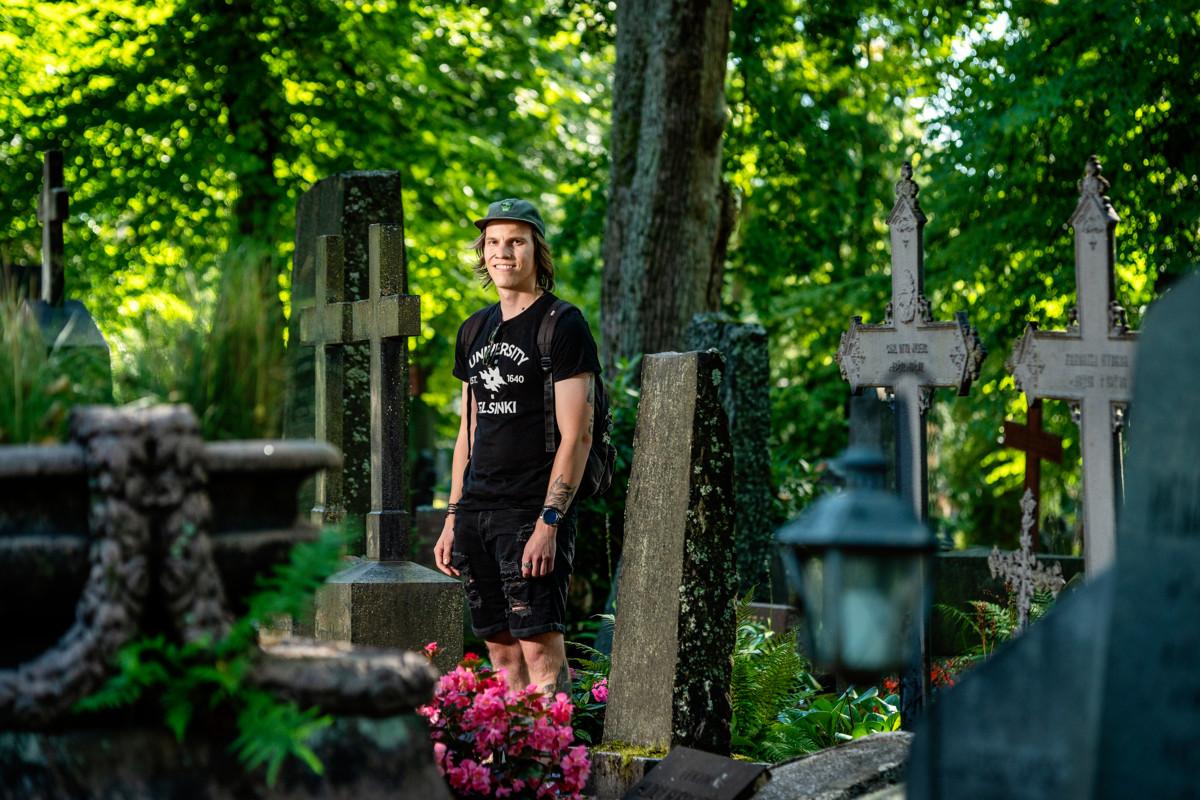 Ilari Korpikoski opastaa kävelykierroksia Hietaniemen hautausmaalla.