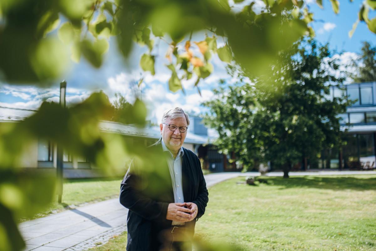 Kalevi Virtanen johdattaa vieraansa ihmiselämän syvien kysymysten äärelle keskustelusarjassaan Auroran kappelilla.