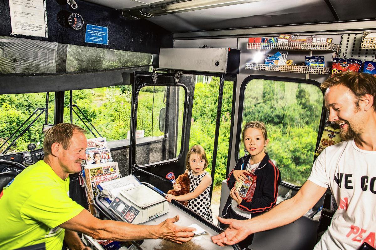 Uusi elämys. Kerttu ja Iiris Rasi sekä Tappe-nalle kävivät kauppa-autossa ensimmäistä kertaa. Kai Rasille liikkuva myymälä on lapsuudesta tuttu ilmiö ja Leo ”Leksa” Hautakangas on viihtynyt ratin ja kassakoneen takana jo 16 vuotta. Kuva: Jani Laukkanen