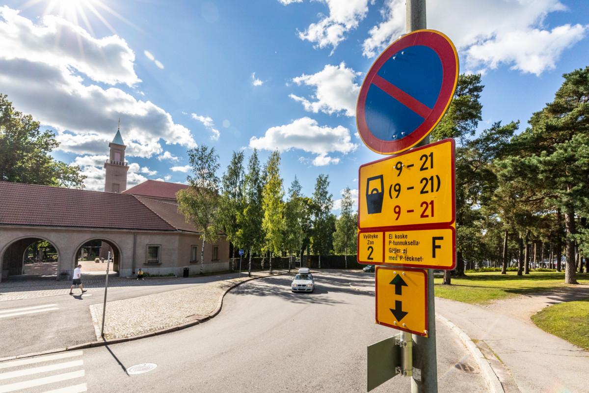 Hietaniemen hautausmaan parkkipaikat Hietaniemenkadulla muuttuivat maaliskuussa maksullisiksi.