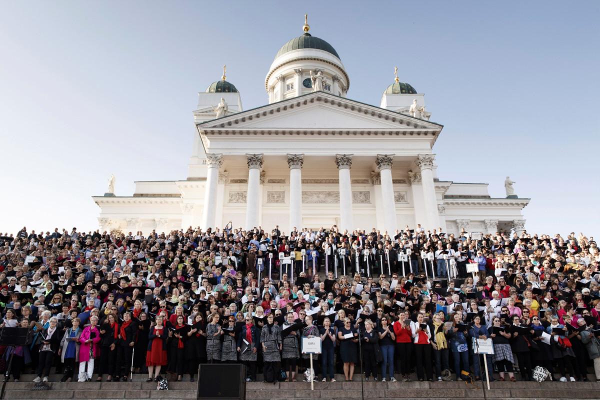 Viime vuonna laulamisessa ei ollut ongelmia, vaikka paikalla olisi ollut valtavasti väkeä. Kuva Senaatintorin kuorotapahtumasta Taiteiden yönä.