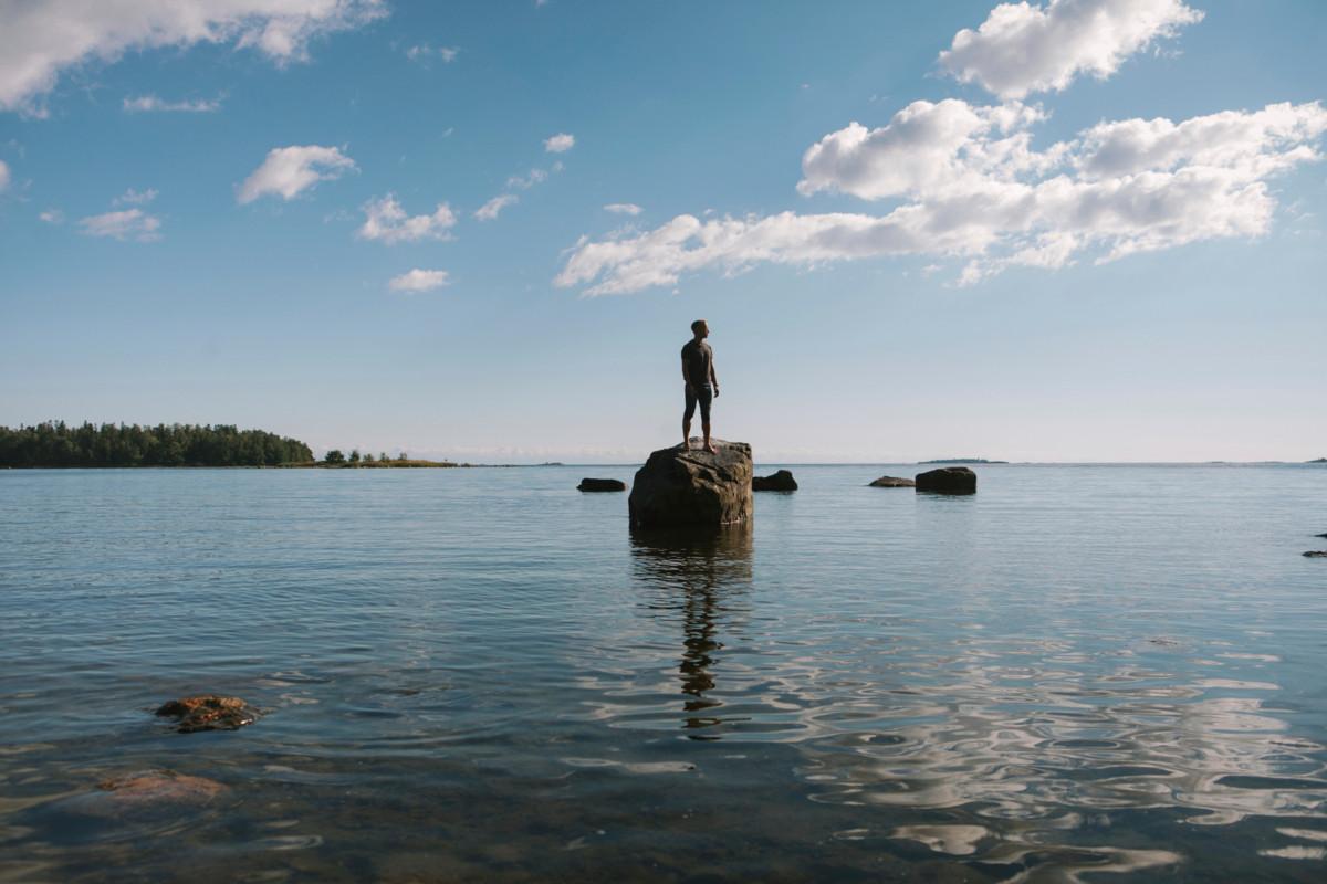 Roni Arvonen kulkee kotikaupunginosassaan Lauttasaaressa usein paljain jaloin.