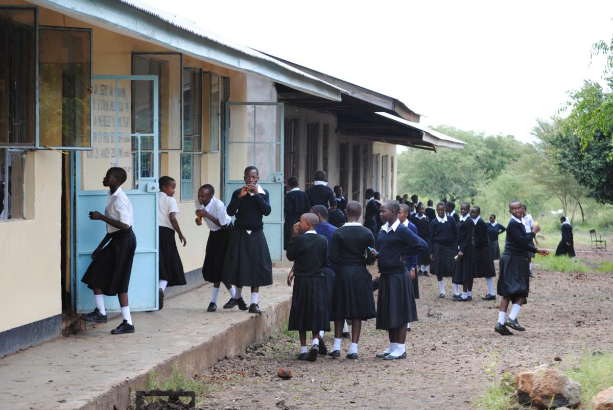Yläkoululaisia tansanilaisen koulun pihalla. Lähetysseuran koulutushankkeen piirissä on noin 12 000 yläkoululaista 24 koulussa. Tyttöjen koulunkäynnin tukeminen on keskeistä, jotta lapsiavioliitot saadaan kitkettyä.