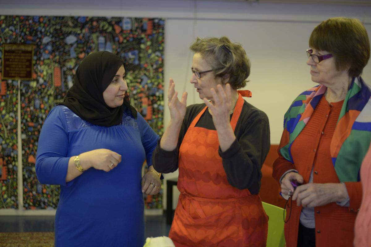 Wasan Saleh, Seija Halonen ja Raisa Lindroos juttelivat vuolaasti ruokakulttuurista. Kuva: Maija Saari