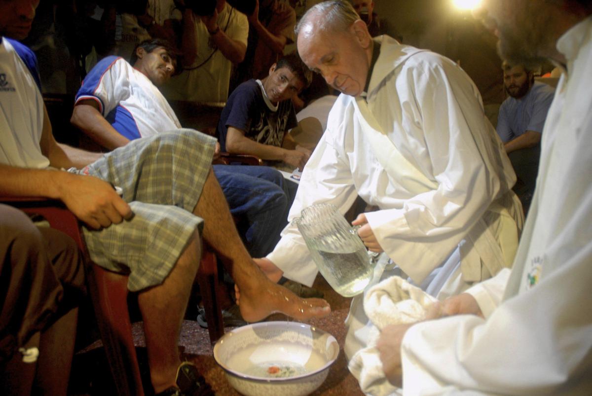Köyhän ystävä. Kuvassa silloinen kardinaali Jorge Mario Bergoglio pesemässä huumeriippuvaisia auttavan jesuiittajärjestön Hogar de Criston asiakkaan jalkoja kiirastorstaina 2008.