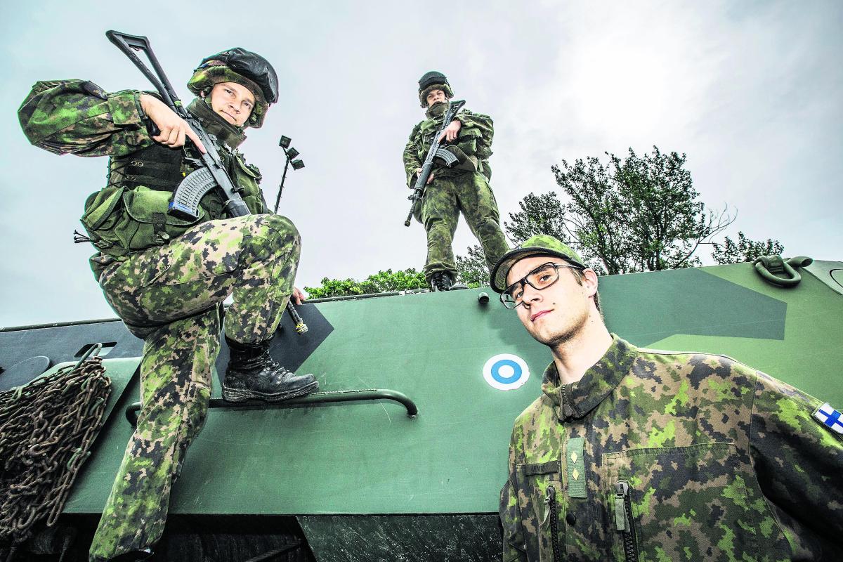 ”Vähä päivii.” Tuomas Kidron (vas.), Noah Nettey ja Miikka Vento ovat juuri suoriutuneet merivoimien johtamasta lopputaisteluharjoituksesta, minkä jälkeen suuri osa tammikuussa aloittaneista kotiutui. Seuraavat alokkaat saapuvat Santahaminaan 8. heinäkuuta.