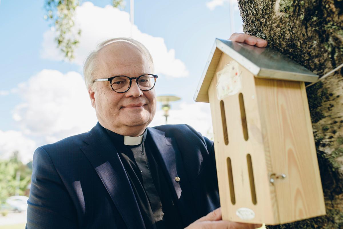 Luontoihmisenä kirkkoherra Jukka Nevala rakennutti kirkon taakse perhoshotellin.