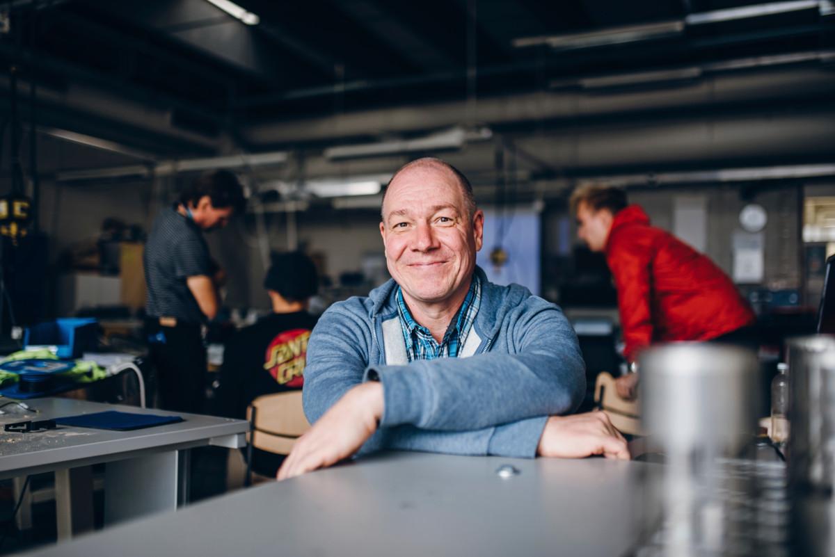 Pekka Siutilalla ei ole omaa työhuonetta, vaan hän viettää aikaa siellä missä opiskelijat ja oppilaitosten henkilökuntakin.