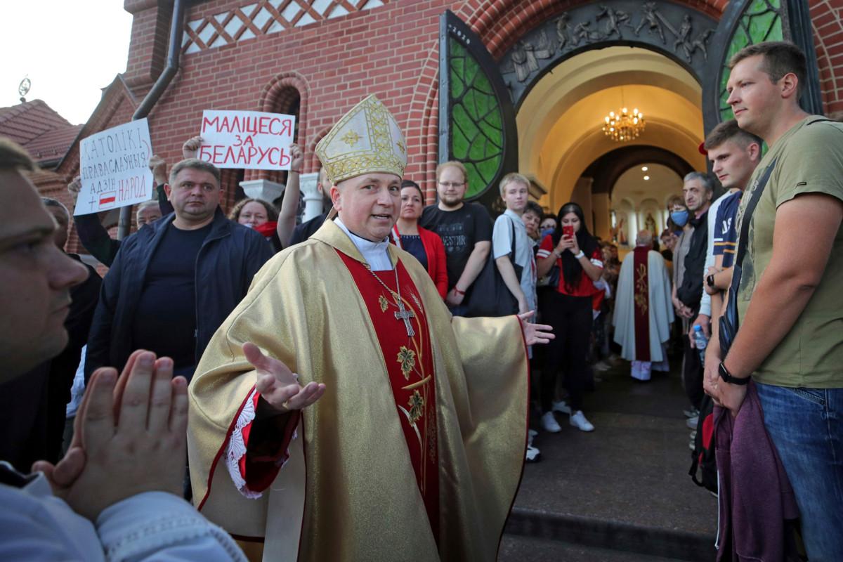 Katolinen pappi keskusteli mielenosoittajien kanssa Minskissä. Noin sata mielenosoittajaa pakeni poliiseja kuvassa olevaan katoliseen kirkkoon 26. elokuuta.