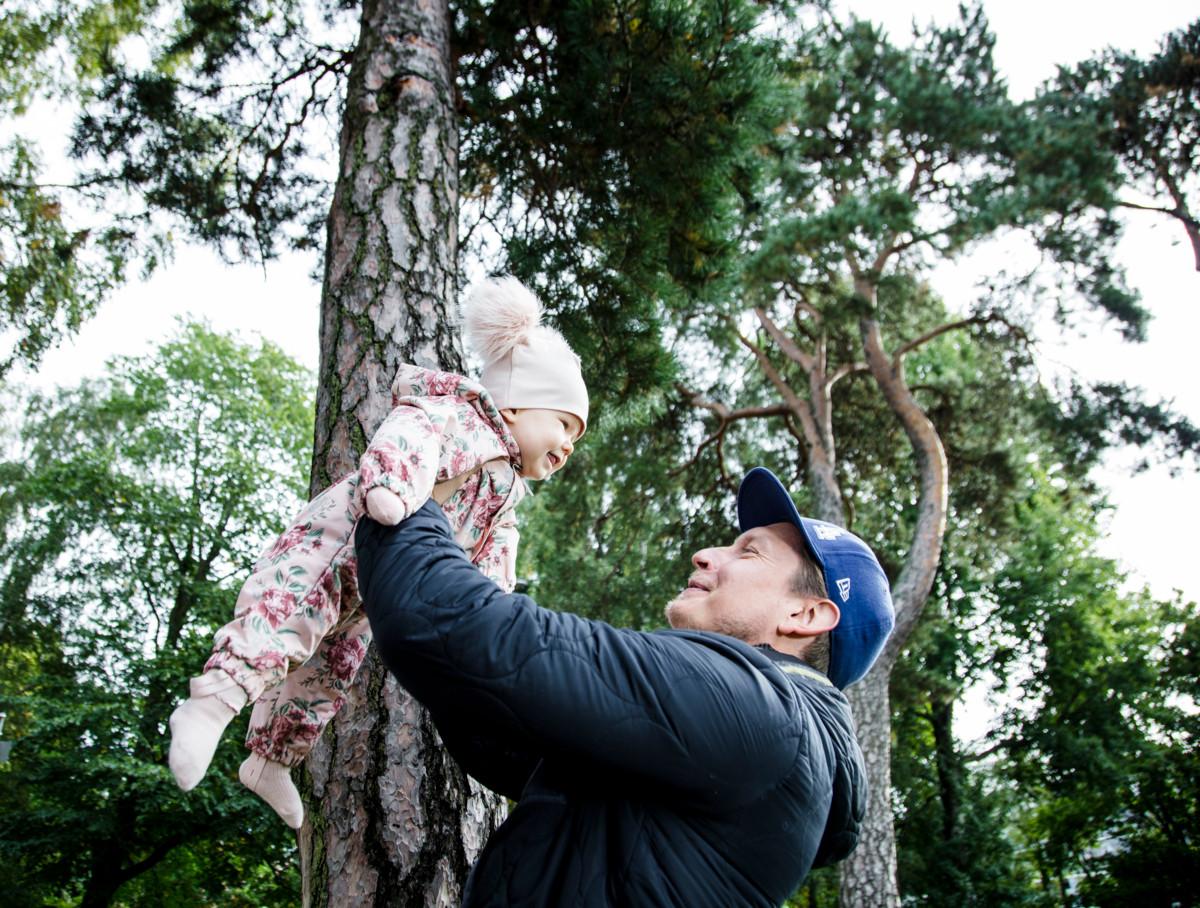 Timo Tammenaho ihmettelee Töölön Sibeliuspuiston puita yhdessä alkuvuodesta syntyneen lapsensa kanssa. 
