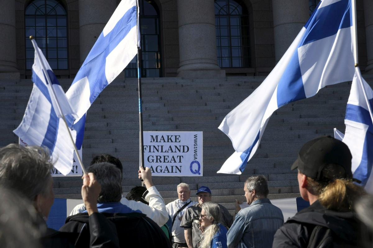 QAnonin tunnukset olivat eturivissä syyskuun alussa järjestetyssä Suomi Eroon EU:sta ja Eroa hallitus -mielenosoituksessa Helsingissä. LEHTIKUVA / MARKKU ULANDER